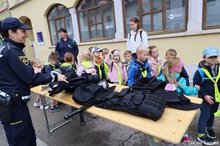 Otroci kamniških šol in vrtcev rajali na Glavnem trgu in se učili o trajnostni mobilnosti (84)